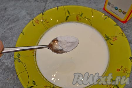 Кефир должен быть комнатной температуры, поэтому либо достаньте его заранее, либо подогрейте в течение 30 секунд при максимальной мощности микроволновки. Кефир комнатной температуры влить в глубокую тарелку, добавить соду, перемешать. 