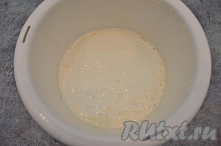 Отдельно взбить на максимальной скорости миксера яйца с сахаром до побеления и увеличения в объёме (я взбиваю в течение 5 минут).
