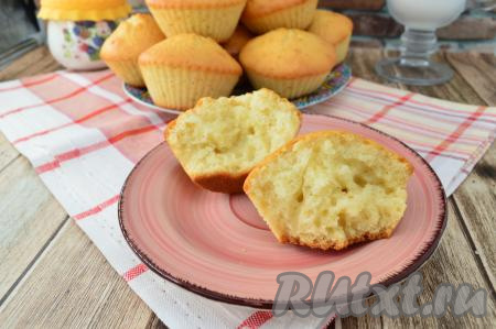 А вот как эти вкусные маффины выглядят в разломе. В них изумительно сочетаются очень нежный, пористый мякиш и тонкая, золотистая корочка.