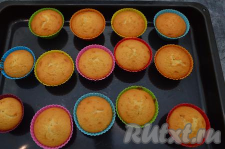 Выпекать маффины, замешанные на кефире, в разогретой до 180 градусов духовке до золотистого оттенка (примерно 30-35 минут). Для того чтобы проверить готовность, проколите маффин сверху сухой деревянной зубочисткой. Если зубочистка останется полностью сухой и чистой, значит пора доставать выпечку из духовки.