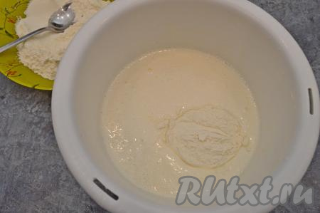 Всыпать половину муки. Столовой ложкой (или лопаткой) вмешать муку в тесто.