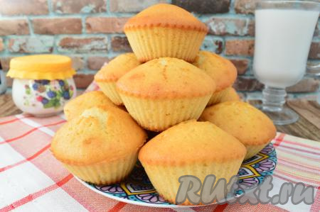 Аппетитные, воздушные маффины, приготовленные на кефире, достать из духовки, вынуть из силиконовых формочек и подать к столу.