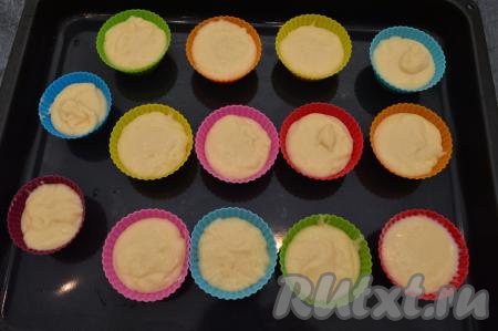 Разложить тесто по силиконовым формочкам, заполняя их на 3/4 объёма. Я разложила по 14 силиконовым формочкам. Силиконовые формочки перед выкладыванием теста можно маслом не смазывать, если же выпекаете в железных формочках, тогда обязательно смажьте их немного маслом.