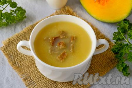 А затем вкусный, сытный и яркий суп-пюре, сваренный из тыквы и красной чечевицы, разлейте по тарелкам и подавайте к столу, дополнив, по желанию, сухариками.