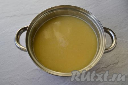 Блендером пюрируйте содержимое кастрюли до однородного состояния.