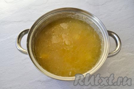 После закипания сделайте огонь минимальным и варите до мягкости картошки, тыквы и чечевицы (минут 25-30 минут). Готовый суп из тыквы и красной чечевицы посолите и дайте ему провариться ещё минуты 2-3.