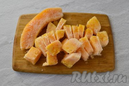 250 грамм очищенной тыквы нарежьте на небольшие кубики. Я использовала замороженную тыкву.