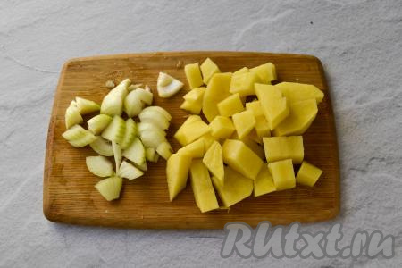 Картофель и лук почистите, нарежьте на небольшие кубики.