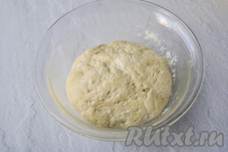 По прошествии часа тесто хорошо поднимется, увеличившись в несколько раз в объёме.