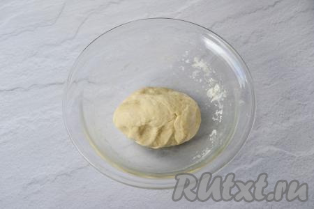 А затем, когда тесто начнёт собираться в ком, вымесите его руками. Дрожжевое тесто для лаваша должно получиться мягким, не липнущим к ладоням. Затяните миску с тестом пищевой плёнкой (или прикройте миску полотенцем) и оставьте в тёплом месте для подъёма приблизительно на 1 час.