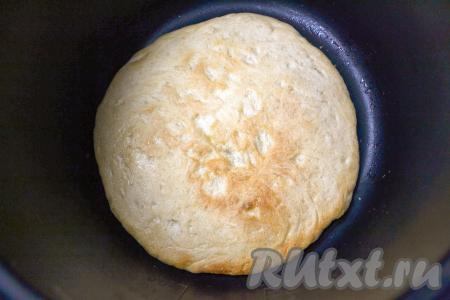 Выпекайте лаваш 20-25 минут. Когда нижняя сторона лепёшки будет золотистой, лаваш можно подавать к столу. А можно перевернуть и немного запечь верхнюю белую сторону лаваша. Ориентируйтесь по своей мультиварке.