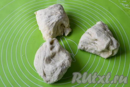 Переложите тесто на рабочую поверхность, обомните и разделите на 3 равных кусочка.