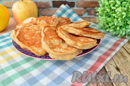 Эти ароматные, пышные оладьи, приготовленные на кефире с яблоками и корицей, можно подавать к чаю или кофе и тёплыми, и полностью остывшими.