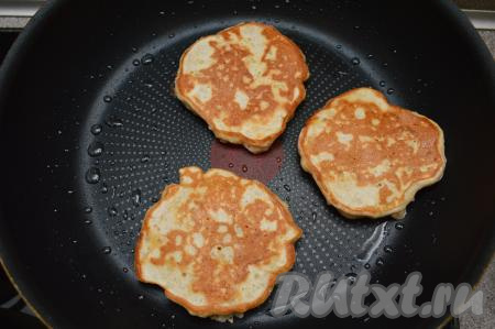 Оладьи, замешанные на кефире с добавлением яблок и корицы, нужно жарить на огне ниже среднего (ориентировочно по 2-3 минуты с каждой стороны). Оладушки должны хорошо прожариться внутри и стать золотистого оттенка. Готовые яблочные оладьи переложить на тарелку. Периодически перемешивая тесто, пожарить все мягкие, аппетитные оладушки.