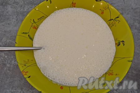 Сода&nbsp; вступит в реакцию с кефиром, масса покроется пузырьками и станет более пышной.