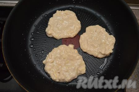 В сковороде разогреть растительное масло. На разогретую сковороду выкладывать по столовой ложке теста в виде круглых оладушек.