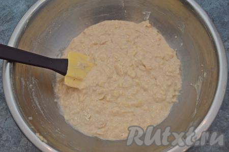 Затем добавлять в тесто по 1 столовой ложке муки, постоянно вмешивая её лопаткой. Всего мне понадобилось 150 грамм муки. Нужно добиться, чтобы тесто для оладий по консистенции напоминало сметану средней густоты. Оно должно медленно стекать с ложки.