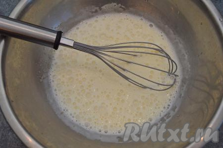 В получившуюся яичную смесь влить запенившийся кефир, перемешать венчиком.