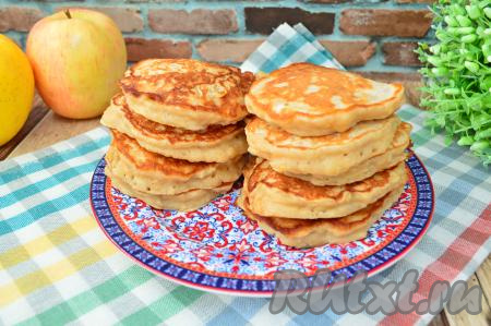Вкусные, румяные, в меру сладкие оладьи подать к столу. Мне такие оладушки нравятся и тёплыми, и полностью остывшими.