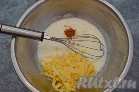 Яблоко очистить от кожуры и натереть на крупной тёрке. В натёртом виде яблоко весило 180 грамм. Добавить корицу и натёртое яблоко в миску со смесью кефира и яйца, перемешать венчиком.