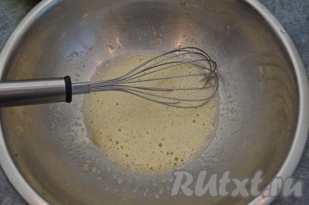 В глубокую миску вбить яйцо, всыпать сахар, взбить венчиком в течение 1-2 минут, стараясь растереть сахар. Яичная смесь в результате взбивания немного увеличится в объёме и посветлеет.