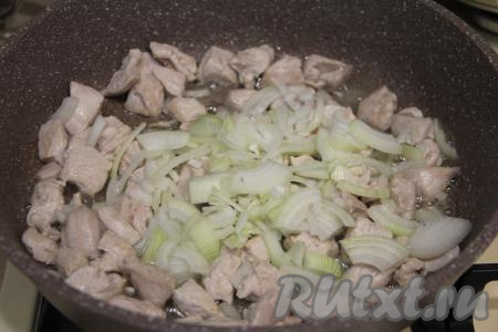 После того как индейка обжарится в течение 10-15 минут, добавить к ней лук, нарезанный на полукольца, перемешать и обжаривать минут 7, иногда помешивая.