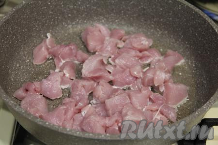 В сковороду с высоким бортиком влить растительное масло, хорошо его разогреть, выложить кусочки филе индейки и обжаривать мясо на среднем огне минут 10-15, периодически перемешивая.&nbsp;