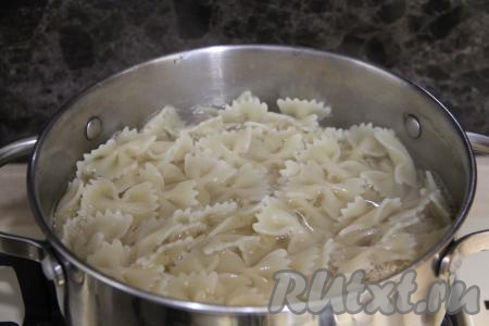 Пока индейка обжаривается, сварим пасту. Для этого в кастрюлю с достаточно большим количеством кипящей подсоленной воды нужно выложить пасту любой формы, перемешать и варить с момента закипания воды на небольшом огне минут 7-9 (точное время варки посмотрите на упаковке пасты, которую вы отвариваете). Затем откинуть на дуршлаг, промывать пасту не нужно. Оставить пасту на несколько минут в дуршлаге, чтобы стекла вода, в которой варились макароны.