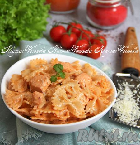 Аппетитную пасту вместе с мягкой индейкой и нежным сливочным соусом разложить по тарелкам и в горячем виде подать к столу. Я перед подачей присыпала это сытное блюдо натёртым сыром, но это по желанию.