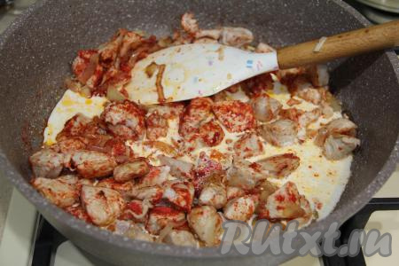 Обжарить индейку с луком и чесноком 2 минуты, а затем влить сливки, перемешать и уменьшить огонь до минимума.&nbsp;