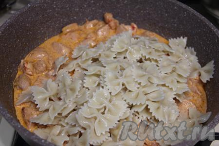 Затем к индейки в сливочном соусе добавить отваренную пасту.