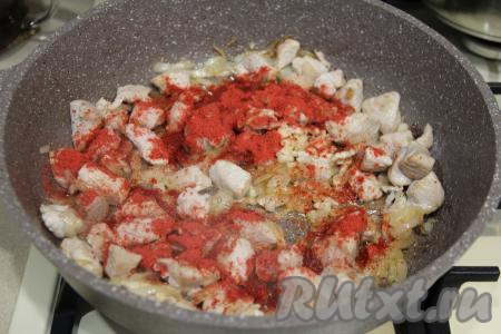 Затем добавить соль, мелко нарезанный чеснок и любимые специи (я использовала паприку).