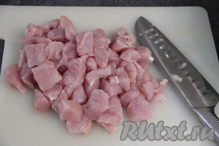 Филе индейки нарезать на кубики размером 1,5 на 1,5 сантиметров.
