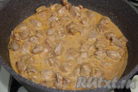 Накрыть сковороду крышкой и томить индейку в сливочном соусе минут 7-10 минут.