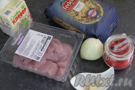 Подготовить продукты для приготовления пасты с индейкой в сливочном соусе. Лук и чеснок почистить. Филе индейки вымыть и обсушить.