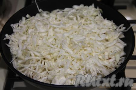 Сразу же выложить тонко нарезанную капусту.