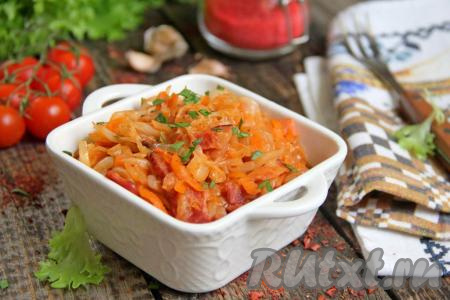 Капуста, тушёная с беконом на сковороде
