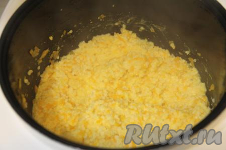 После звукового сигнала открыть мультиварку, попробовать кашу на вкус. Если пшённая каша готова, тогда можно добавить в неё кусочек сливочного масла и перемешать. Если пшено ещё готово не полностью, тогда готовьте на том же режиме ещё минут 5.