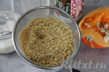 Пшено хорошо промыть.&nbsp;Для того чтобы промыть пшено, я перекладываю его в сито, промываю под проточной водой. Промытую крупу обдать кипятком, чтобы пшено не горчило. Дать лишней воде стечь.