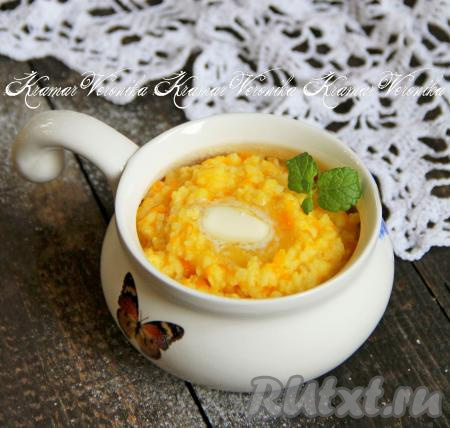 Аппетитную, в меру густую пшённую кашу, сваренную на молоке и воде с тыквой, разложить из чаши мультиварки по тарелкам и подать к столу в горячем виде. Уверена, это яркое блюдо порадует вас своим вкусом!