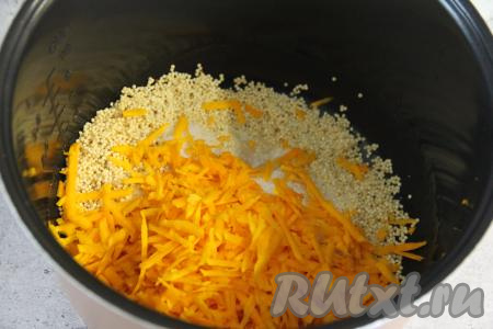 Добавить тыкву в чашу мультиварки.