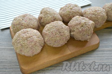 Делим котлетную массу на кусочки-колобки, у меня получилось 8 штук.