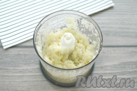 Капусту и лук нарезаем на куски, перекладываем в чашу измельчителя, добавляем зубчик чеснока, прокручиваем, получается сочная масса из капусты и лука, как на фото. Если такого измельчителя нет, тогда можно капусту с луком и чесноком пропустить через мясорубку (или натереть на тёрке).