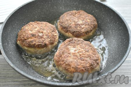 Затем котлеты переворачиваем, убавляем огонь, сковороду накрываем крышкой и жарим 6 минут.