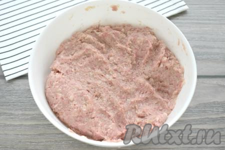 Тщательно перемешиваем ингредиенты между собой. Масса для котлет получается нежной, не очень плотной. Даём массе из фарша и капусты постоять минут 15, за это время манка немного разбухнет.