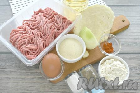 Подготовим продукты. Очищаем лук и чеснок. С капусты снимаем верхние листы, срезаем кочерыжку (вес капусты в ингредиентах указан после очистки). Фарш для приготовления котлет можно взять покупной или приготовить в домашних условиях, пропустив небольшие кусочки мяса через мясорубку.
