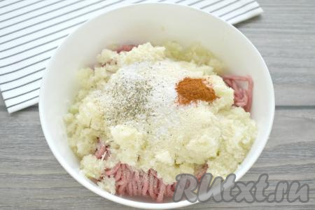 Сразу же всыпаем манную крупу, по вкусу солим и сдабриваем молотыми специями (я использовала чёрный молотый перец и паприку).