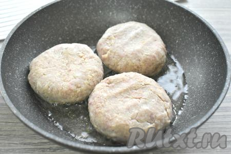 Разогреваем на сковороде примерно 2-3 столовых ложки растительного масла. С заготовок котлет стряхиваем лишнюю муку и выкладываем в горячее масло. На среднем огне жарим котлеты из фарша с капустой 5 минут.
