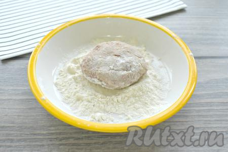 В небольшую тарелку насыпаем муку. Заготовки для котлет немного прижимаем, обваливаем со всех сторон в муке.