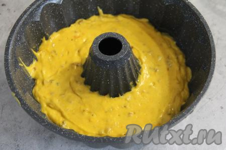 Форму для выпечки (я взяла форму диаметром 22 сантиметров) смазать маслом, выложить тесто, разровнять.&nbsp;